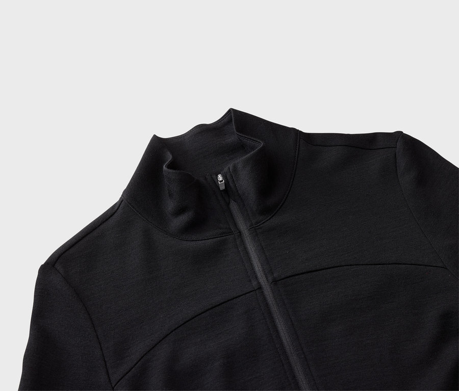 Gros plan d'une veste noire zippée.