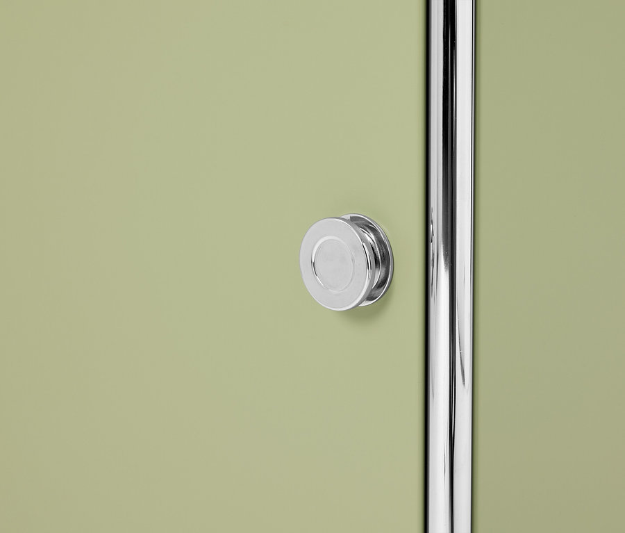 Gros plan d'une porte d'armoire vert clair avec un bouton rond argenté et une barre argentée.