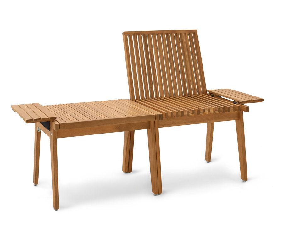 Une chaise de jardin en bois avec une petite table sur le côté se dresse sur un fond blanc.