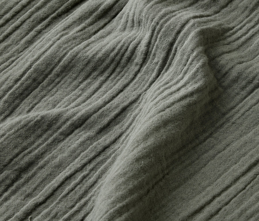 Gros plan d'un tissu froissé vert olive.