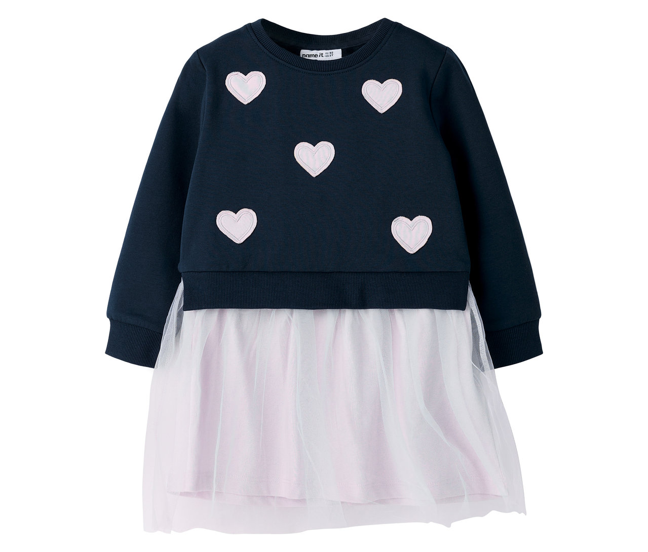 La robe sweat marine avec jupe en tulle NAME IT a cinq petits cœurs roses sur le dessus.
