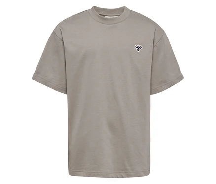 T-shirt ample hummel® HMLJR marron à manches courtes avec petit logo sur la poitrine.