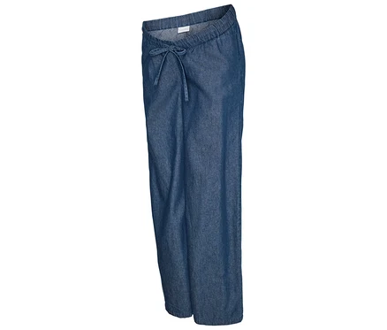 Le jean ample MAMALICIOUS «
MLJAMAICA » en denim bleu avec cordon de serrage est visible de côté sur un fond clair.