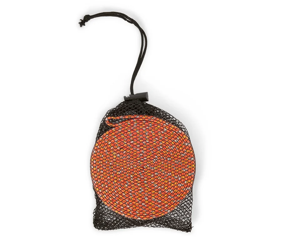 Un tapis orange enroulé dans un sac en filet noir avec cordon de serrage.