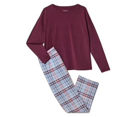 Un haut bordeaux à manches longues et un pantalon de pyjama à carreaux bleu clair sont posés l'un sur l'autre.