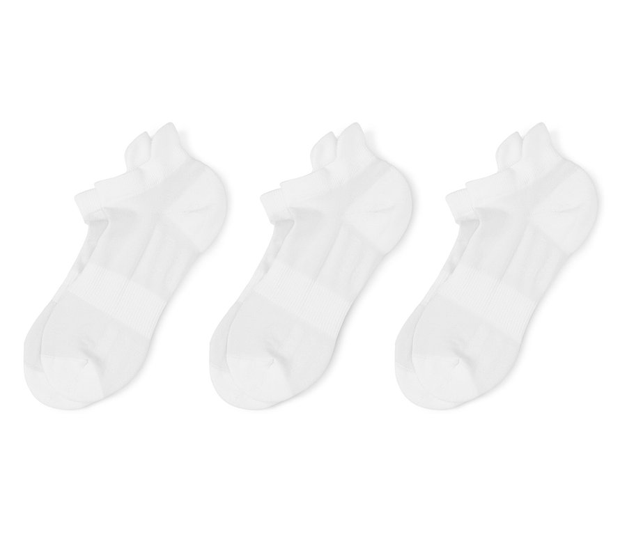 Trois chaussettes blanches courtes sont alignées sur un fond blanc.