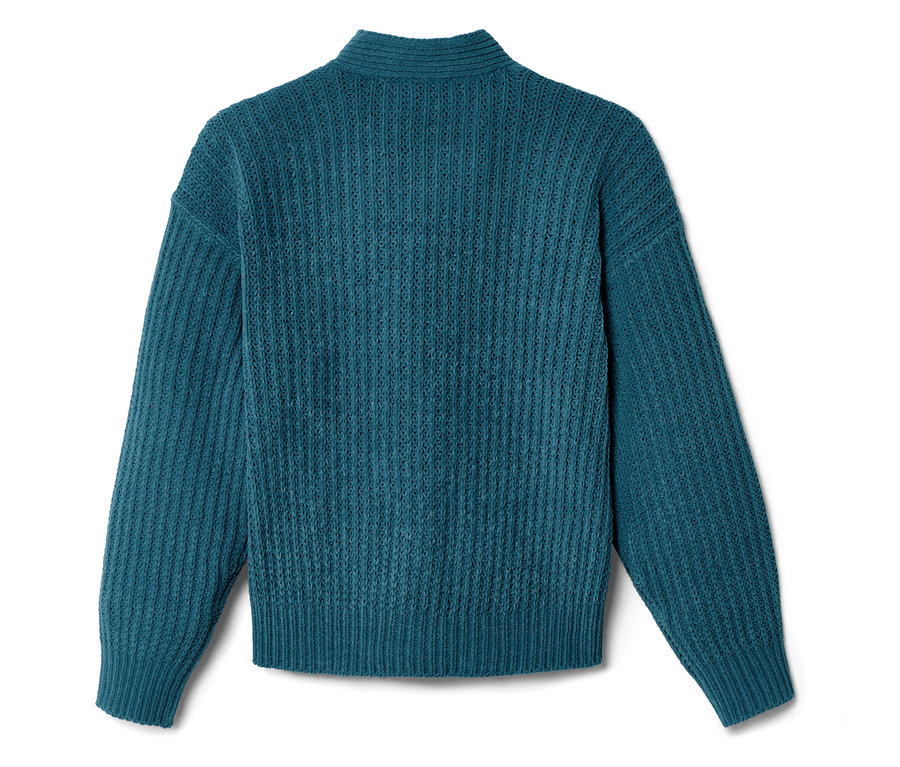 Gros plan sur un pull en tricot turquoise à col montant.