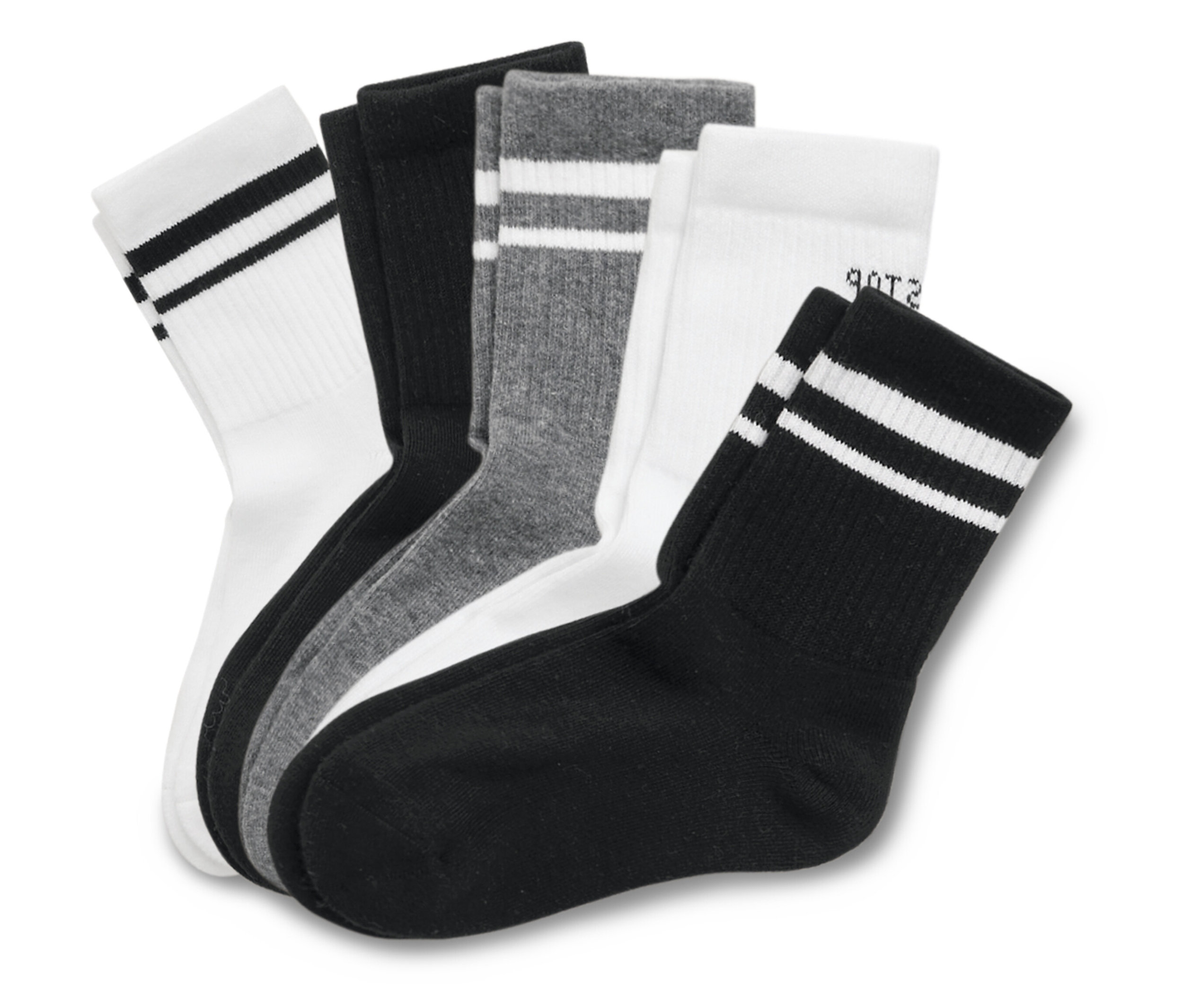 Plusieurs chaussettes blanches, grises et noires sont empilées.