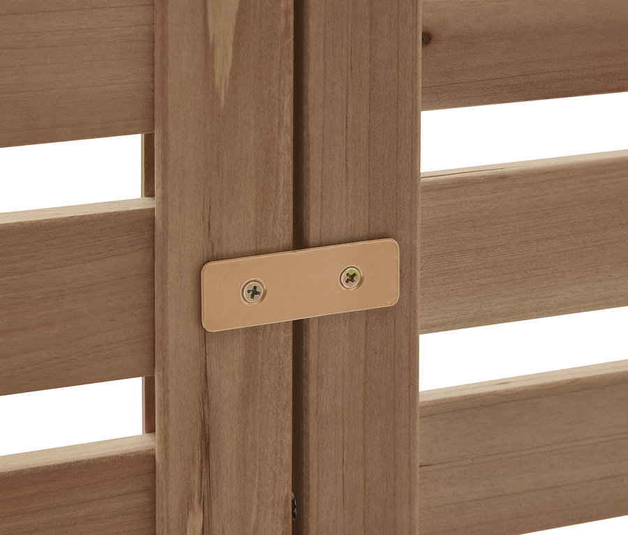 Gros plan sur un cadre en bois fixé avec une plaque métallique et des vis.