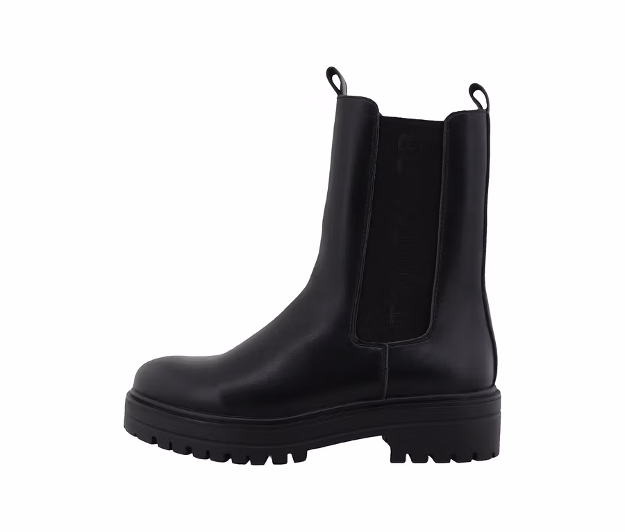 Bottines noires Tom Tailor avec semelle épaisse et empiècement élastique, le logo "TOM TAILOR" est visible sur le côté.