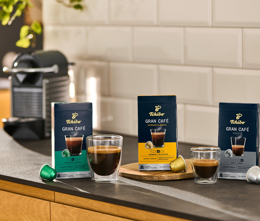 Photo de capsules de café Gran Café Ristretto et de tasses sur un comptoir de cuisine.