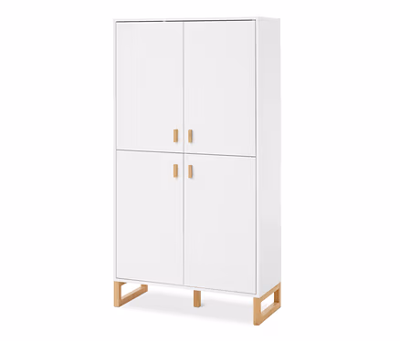 Armoire blanche à quatre portes avec poignées en bois clair, reposant sur des pieds en bois clair.