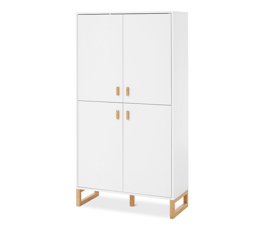 Armoire blanche à quatre portes avec poignées en bois clair, reposant sur des pieds en bois clair.