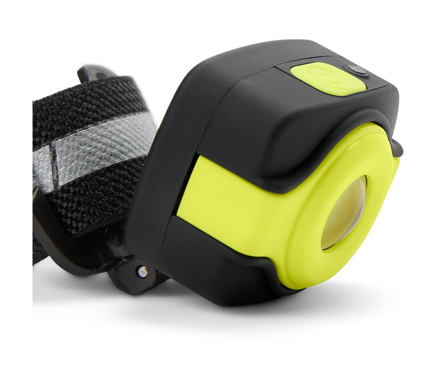 Gros plan d'une lampe frontale compacte avec un corps noir et une lumière jaune.