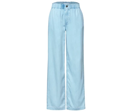 Jean Street One « Emee » bleu clair à jambes larges, taille haute élastique et un bouton foncé sur le devant.