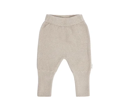 Pantalon de bébé tricoté beige avec taille et chevilles côtelées, sur fond blanc.