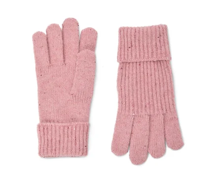 Deux gants tricotés roses avec des poignets côtelés et de subtiles paillettes. Un gant est posé à plat, l'autre a son poignet replié.