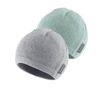 Deux bonnets tricotés, un gris et un vert menthe, avec une étiquette Sterntaler, légèrement superposés.