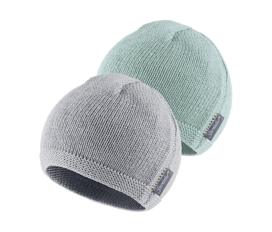Deux bonnets tricotés, un gris et un vert menthe, avec une étiquette Sterntaler, légèrement superposés.