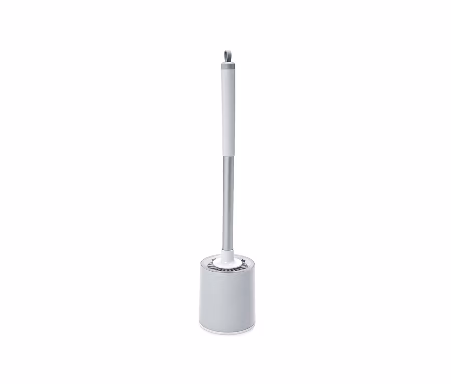 Une brosse de toilette grise avec un manche argenté et un support sur fond blanc.