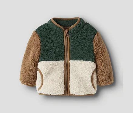 Veste polaire enfant tricolore vert foncé, beige et marron avec fermeture éclair et poches.