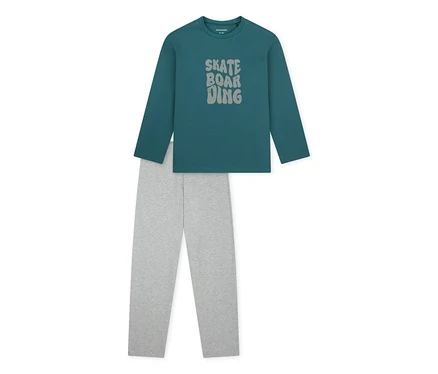 Pyjama enfant: un haut à manches longues sarcelle avec l'inscription «SKATE BOARDING» et un pantalon gris.
