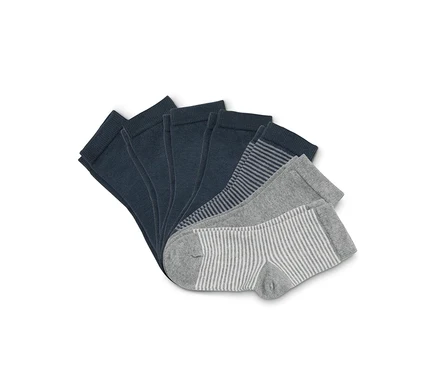 Chaussettes disposées en éventail dans différentes couleurs et motifs.