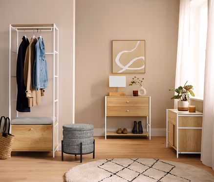 Couloir avec une lampe de table avec pied en bois.