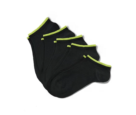 Cinq paires de chaussettes de sport pour enfants.