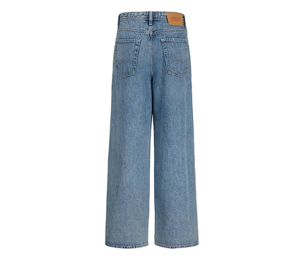 Vue de dos d'un jean bleu à jambe large, avec des poches arrière et une étiquette de marque sur la ceinture.