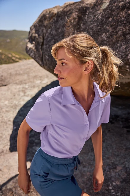 Femme portant une blouse outdoor et une short-jupe fonctionnel bleu.