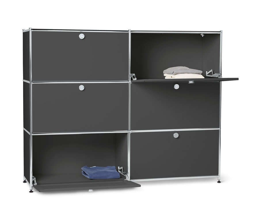 Commode en métal grise « CN3 » avec 6 compartiments à abattants, grande, avec des vêtements à l'intérieur.