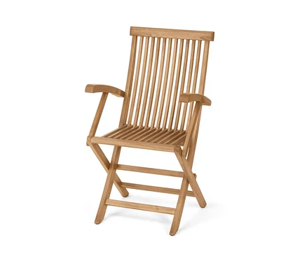 Une chaise pliante en bois avec accoudoirs « Lenja » sur fond blanc.