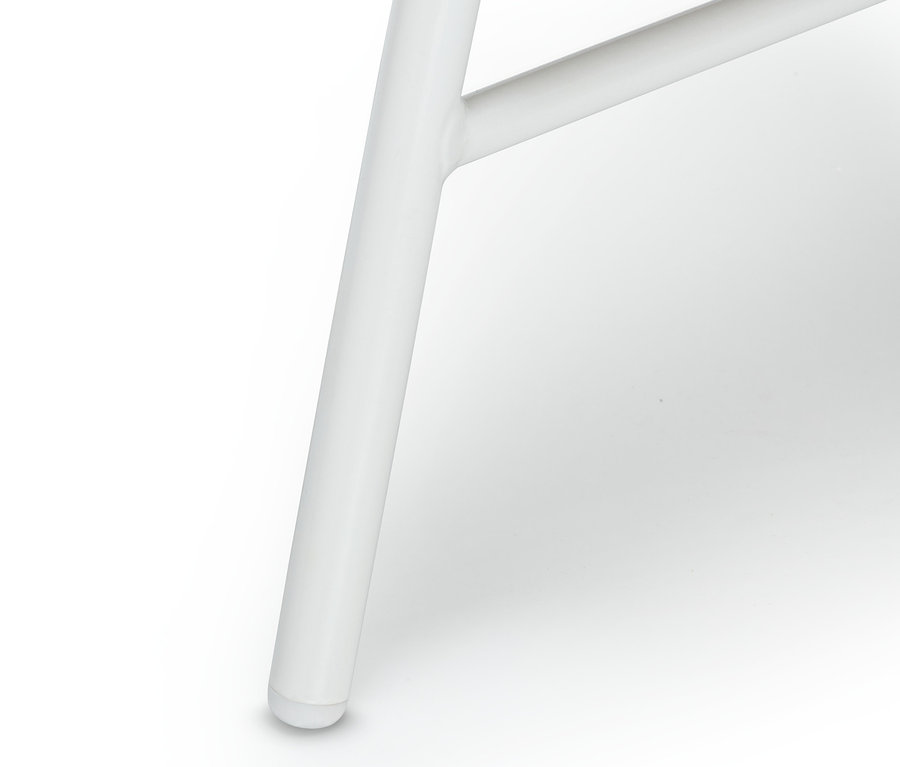 Gros plan sur le pied blanc d'un banc à motif floral.