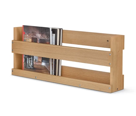 Étagère murale en bois avec des livres.