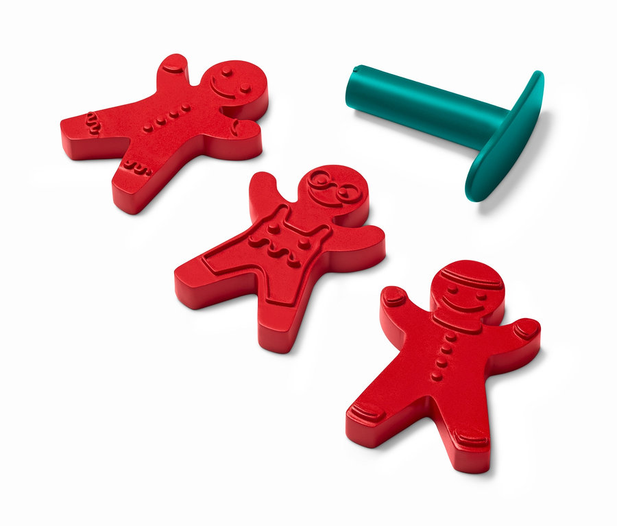Kit de tampons à biscuits: Trois emporte-pièces bonhomme en pain d'épice rouges et un manche vert.