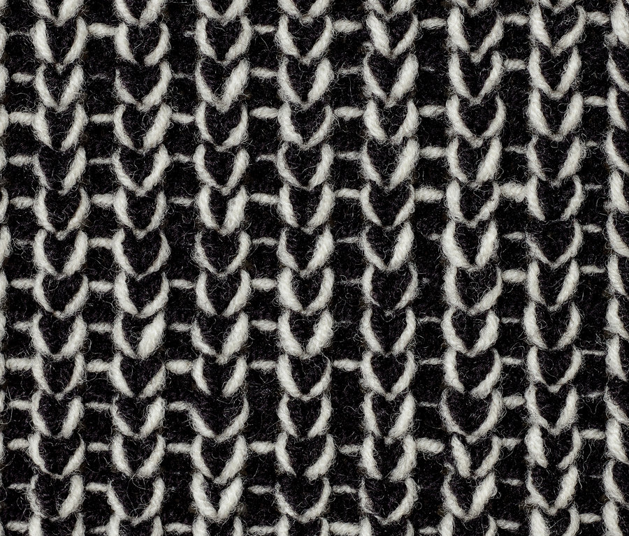 Gros plan d'un pull à col roulé en grosse maille.