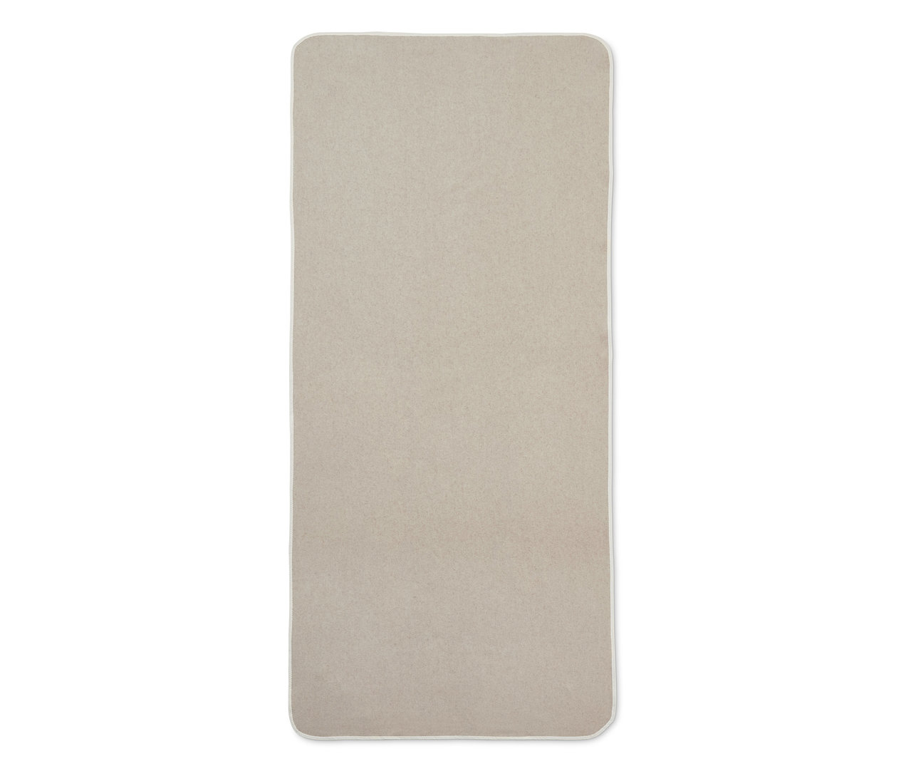 Un surmatelas beige avec du lin et une bordure blanche.