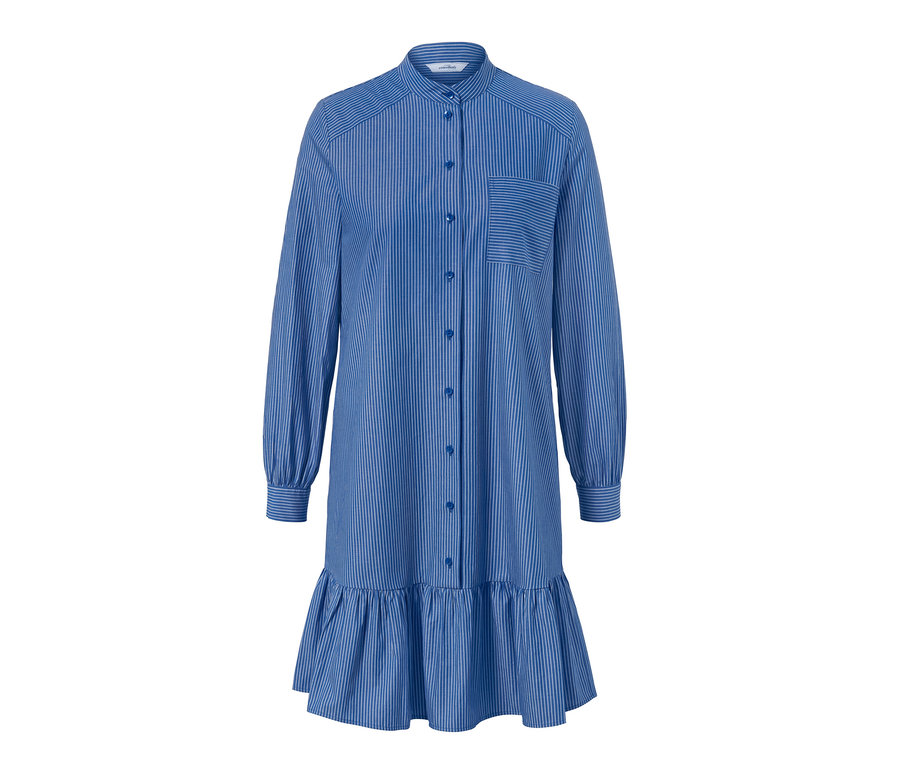 Une robe-chemise bleue rayée à manches longues avec des boutons.