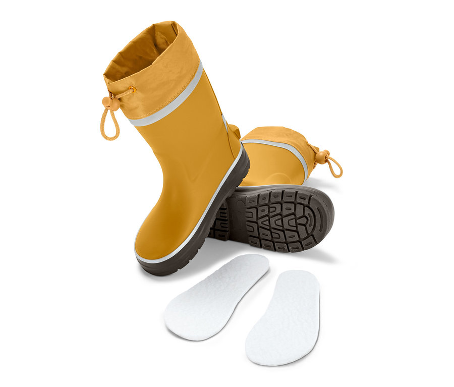 Deux bottes de pluie jaunes et deux semelles intérieures blanches sur fond blanc.