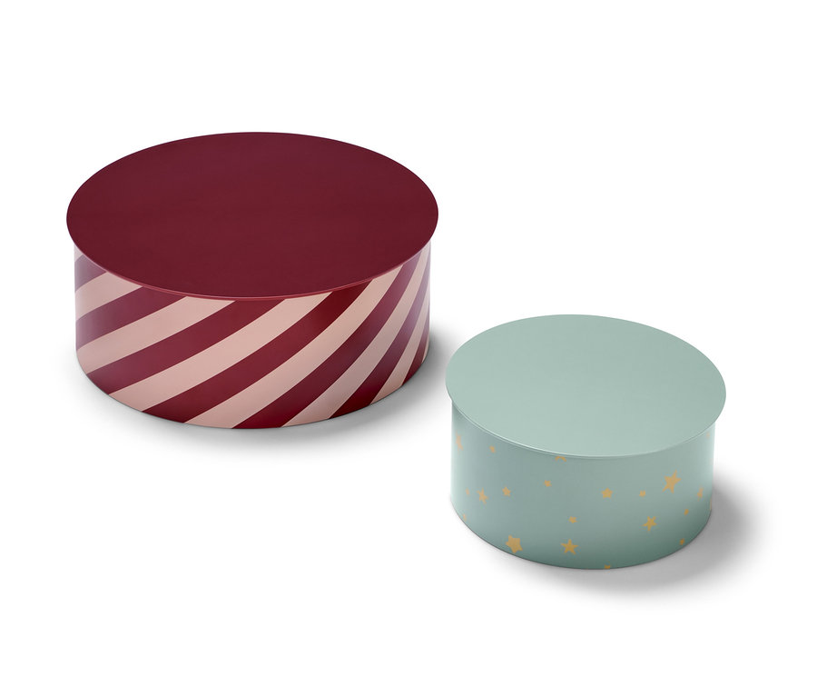 Deux boîtes à biscuits : une bordeaux avec des rayures roses, l'autre bleu clair avec des étoiles jaunes.