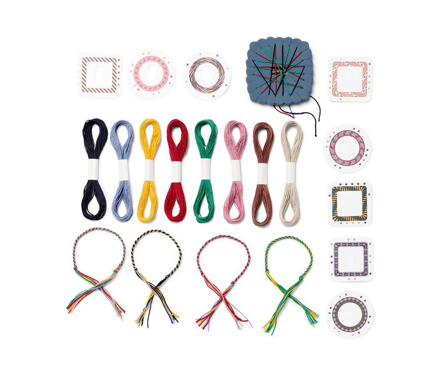 Kit de bricolage « bracelets brésiliens » avec des fils de coton colorés, des épingles et des modèles en carton.