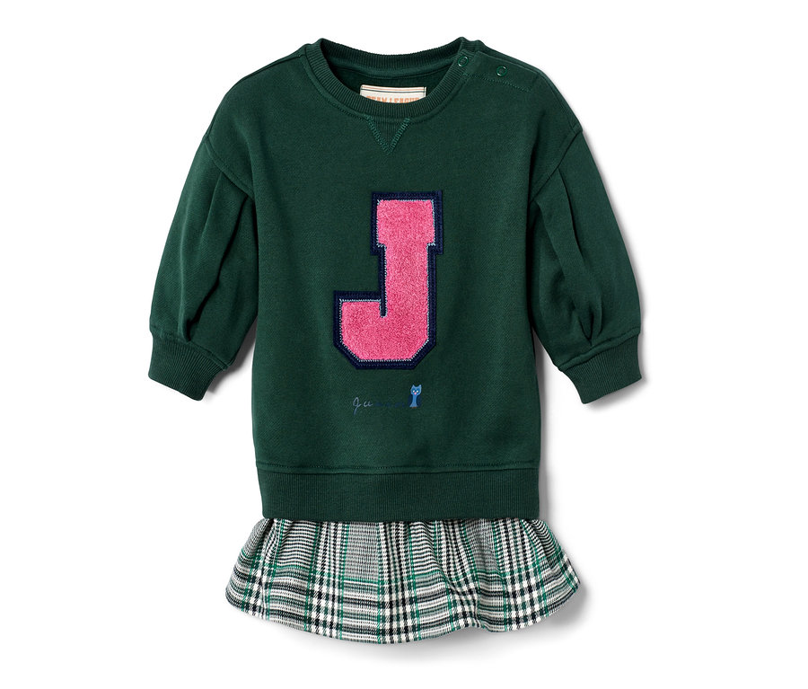 Robe verte avec jupe à carreaux et un J rose.