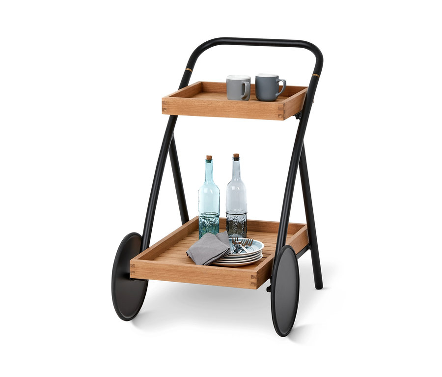 Desserte d’appoint à deux niveaux et desserte à alcool pour le jardin « Elin » avec des boissons, de la vaisselle et deux tasses.
