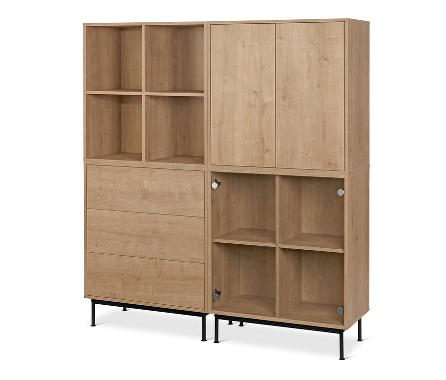 Quatre étagères modulables « Flemming » aspect chêne sont posées sur un piétement « Flemming » en métal noir.
