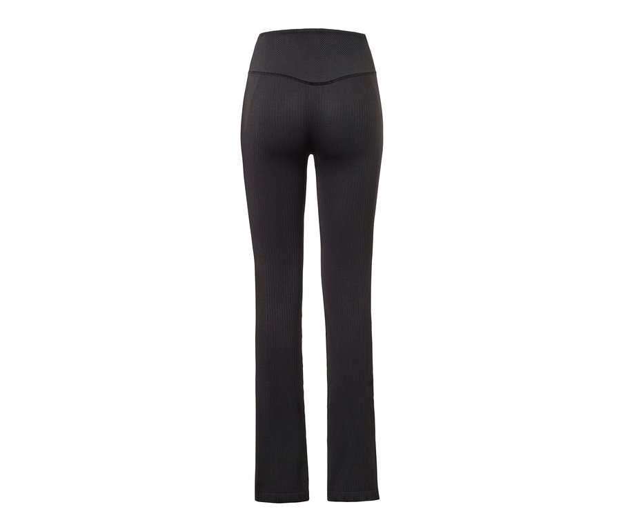 Vue détaillée de dos d'un pantalon de sport évasé sans coutures noir, avec fente.