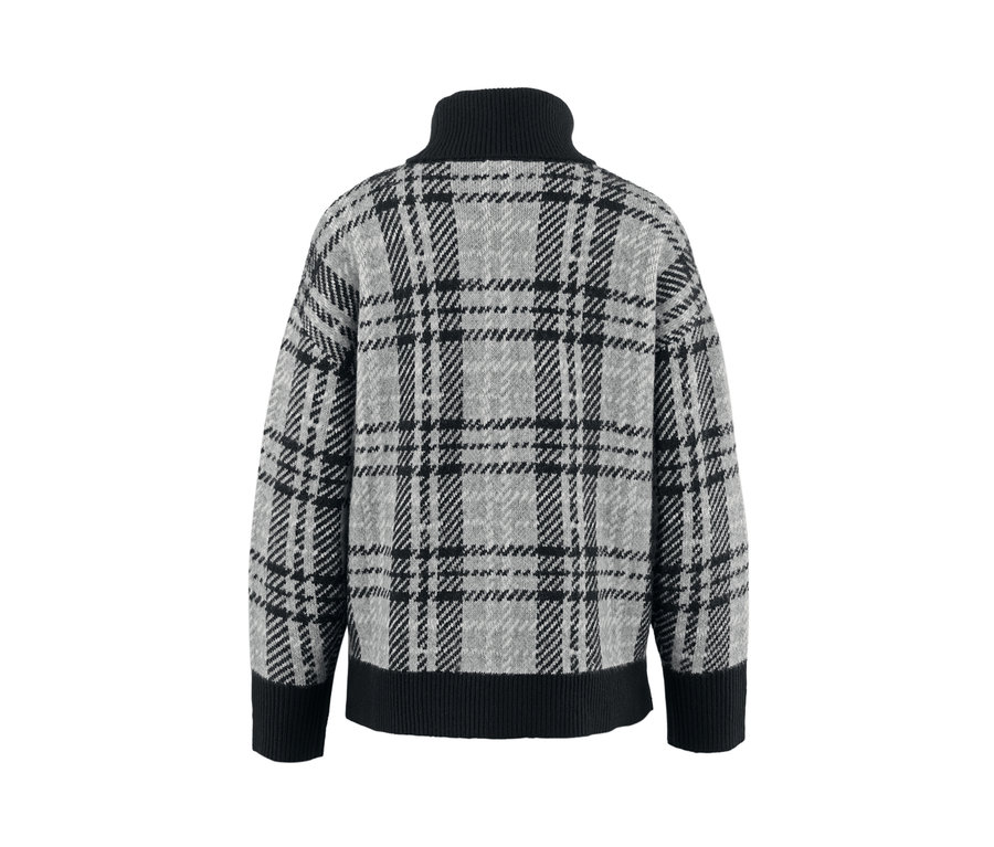 Vue détaillée d'un pull en maille à col roulé avec un motif à carreaux.
