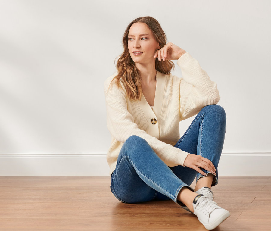 Femme assise par terre portant un jean denim skinny « Fit Hanna ».