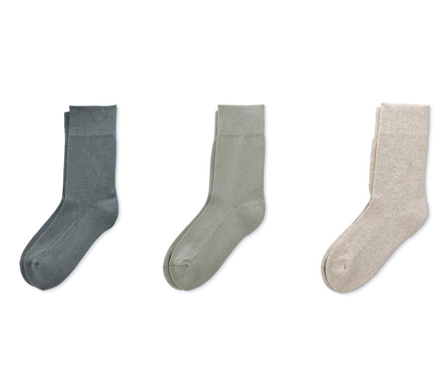 Trois paires de chaussettes de différentes couleurs.