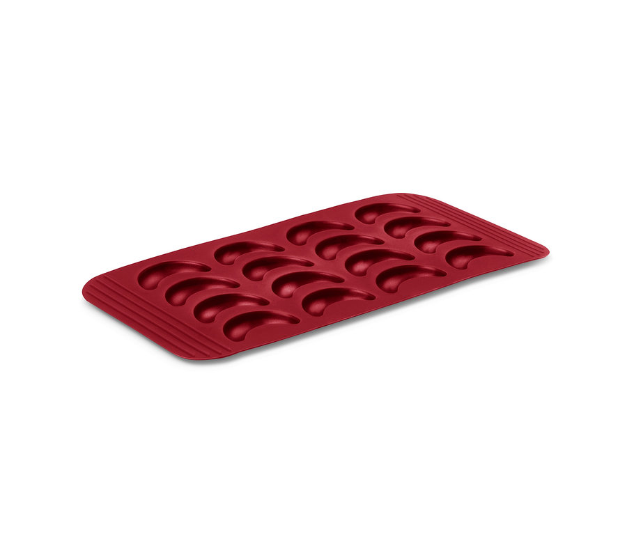 2 feuilles de cuisson rouges pour croissants vanillés avec douze cavités.